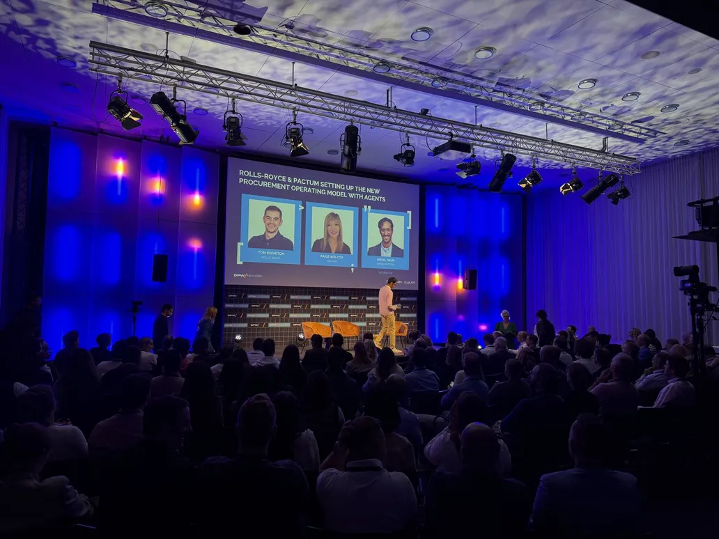 A full room watching the Rolls-Royce and Pactum session on the Discovery stage